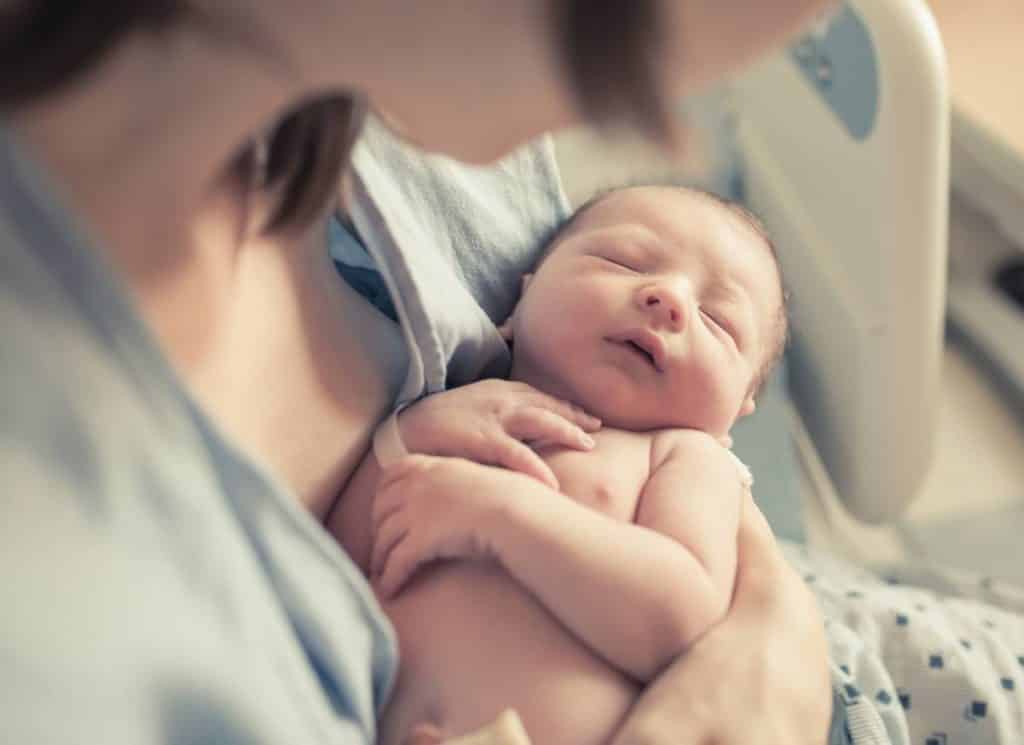 nouveau né dans les bras de sa maman