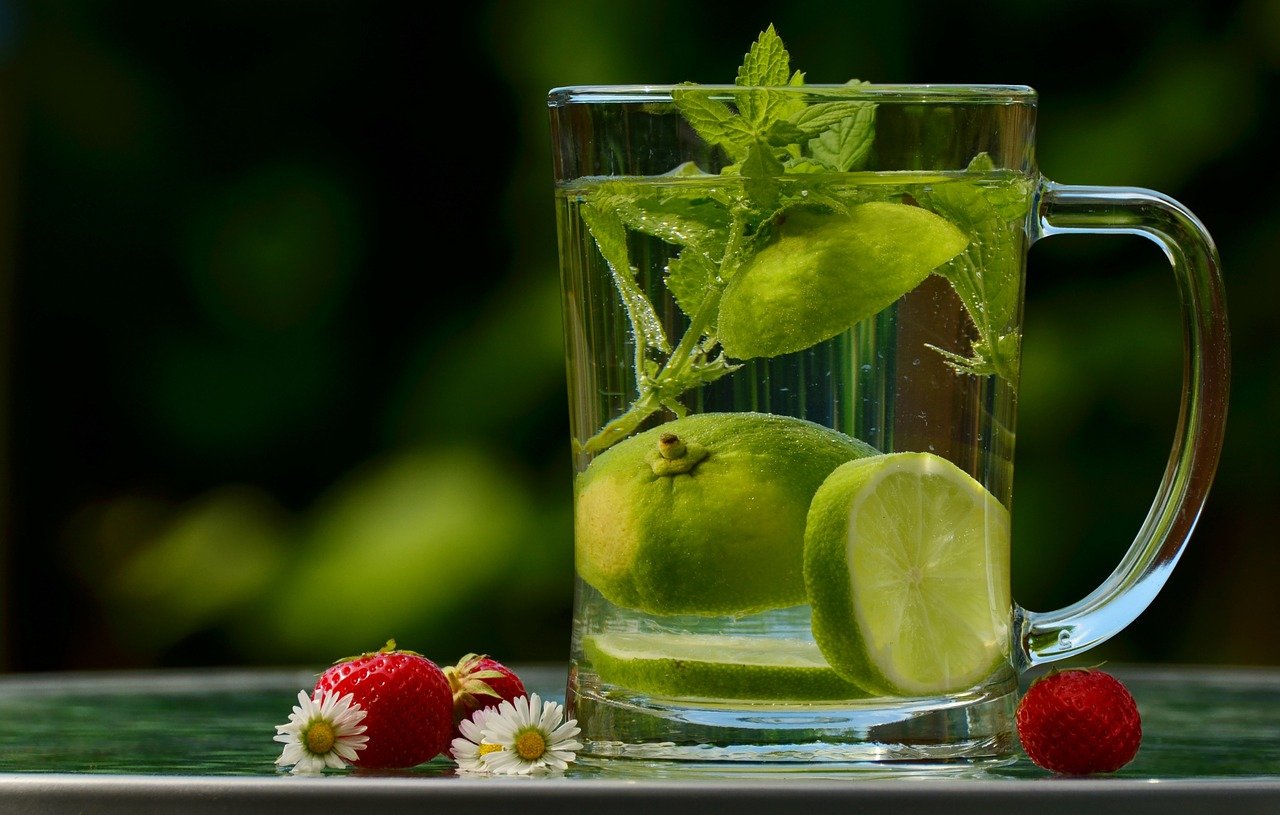 du citron dans une tasse d'eau