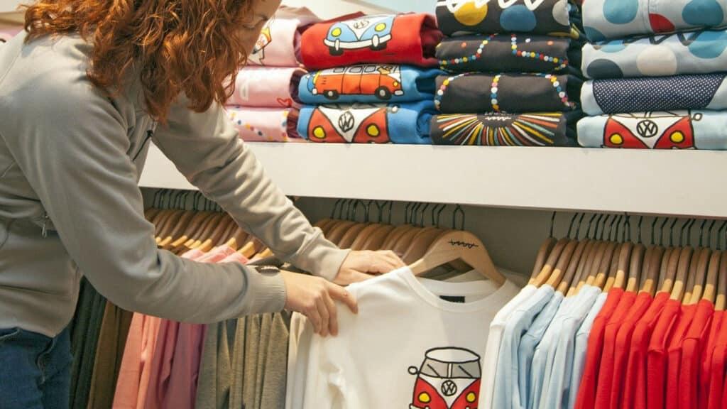 T-shirt à motifs : les astuces pour adopter ce must-have du dressing