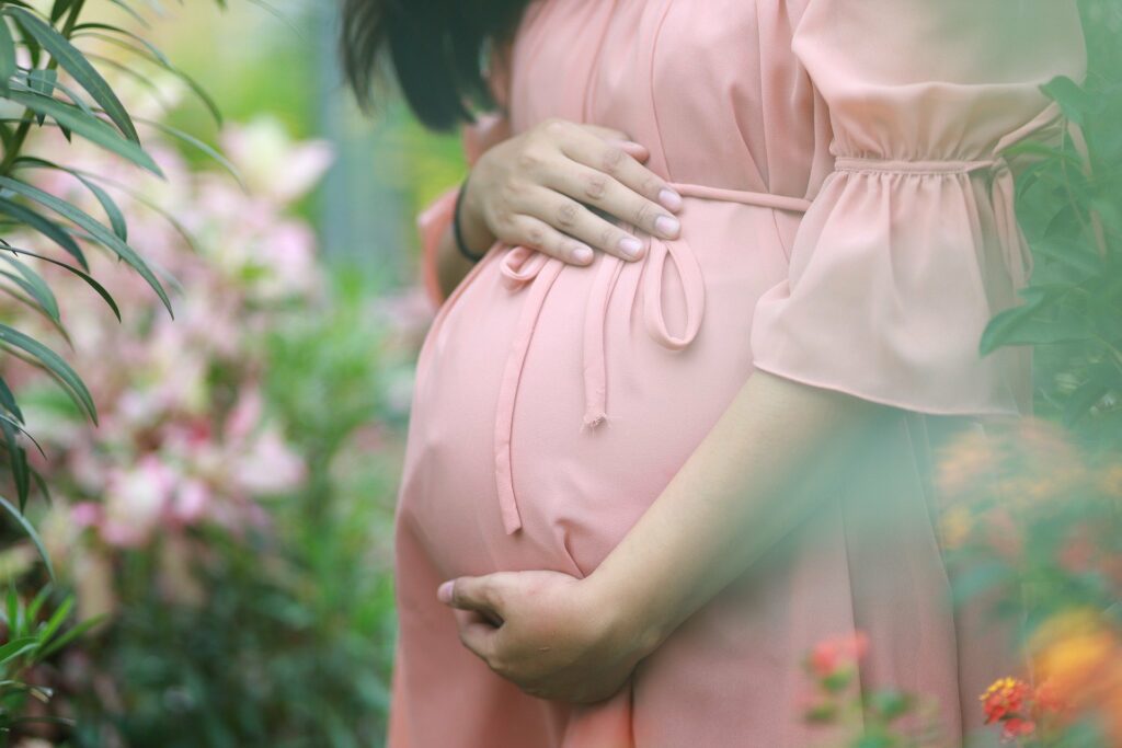 Mettre du parfum lorsque l’on est enceinte : est-ce possible ?