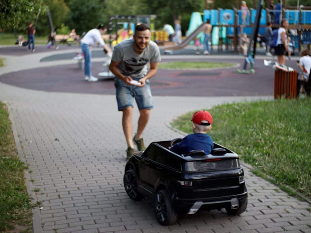 Comment choisir une voiture électrique pour son enfant ?